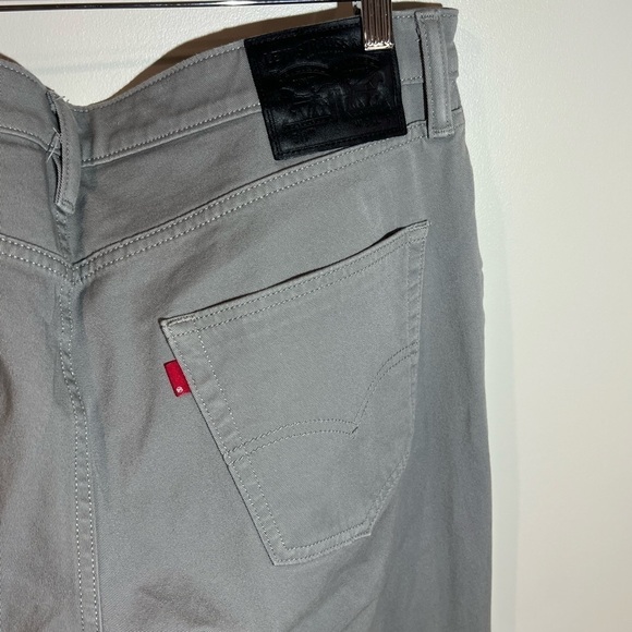 Men’s EUC Levi’s 36W 32L Gray Denim Structured Cotton Jeans Pants - Picture 10 of 11